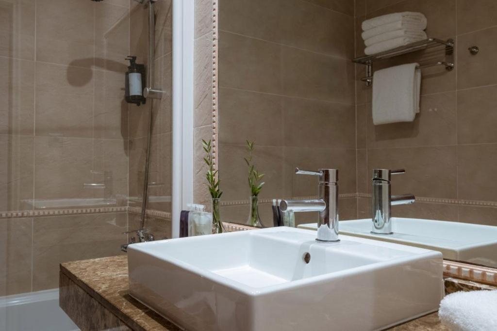 סאן פליו דה גיסולס Hotel Montjoi By Brava Hoteles מראה חיצוני תמונה